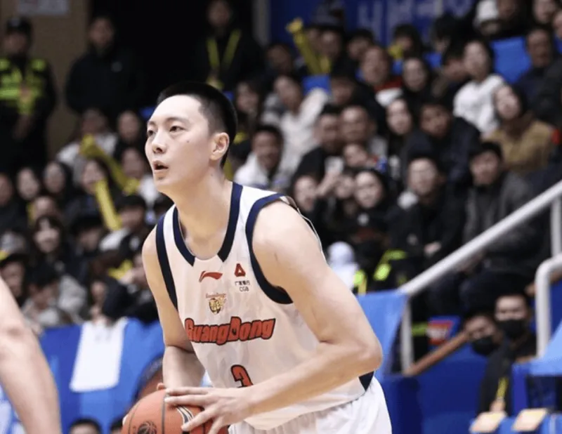 mk体育官网-胡明轩全场8中5，三分6中4得到14分4篮板4助攻1抢断