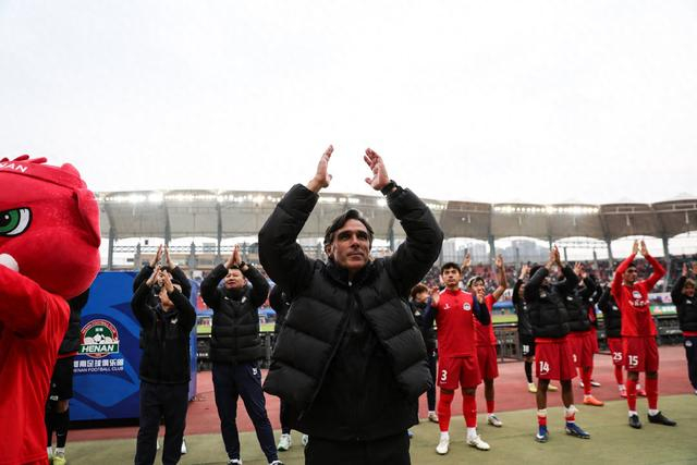 mk体育官网-《足球》中超第2轮评选:拉莫斯最佳教练、绍尔最佳外援,谢文能最佳本土球员|蓉城|塞尔吉奥·拉莫斯|成都蓉城足球俱乐部|中超联赛|武汉三镇_新浪体育_新浪新闻